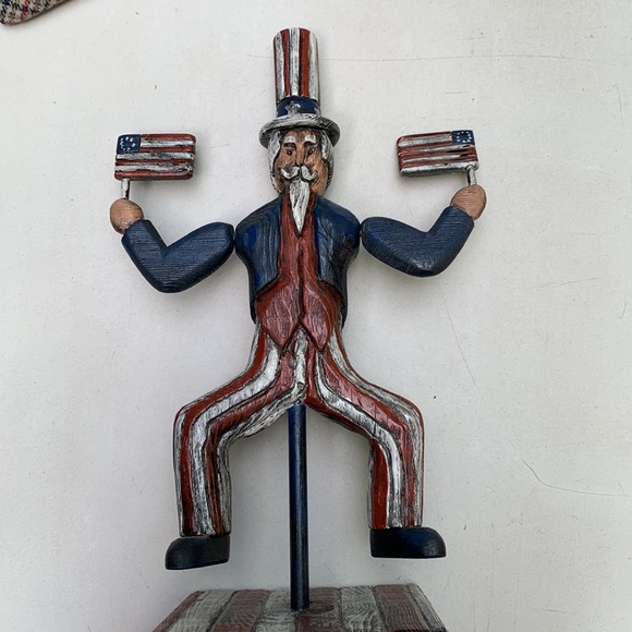 Hand carved wooden figure Uncle Sam holding flags by D. Gregan - Picture 3 of 15